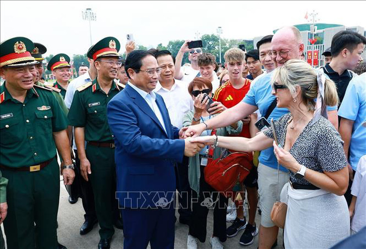 Thủ tướng Phạm Minh Chính gặp gỡ du khách quốc tế đến viếng Chủ tịch Hồ Chí Minh - Ảnh: TTXVN