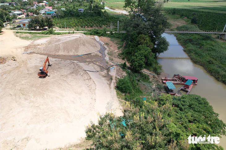 Bãi tập kết cát ở Buôn Khanh, xã Cư Pui, Krông Bông, Đắk Lắk của Công ty cổ phần 484 cho thấy không có trạm cân - Ảnh: TRUNG TÂN