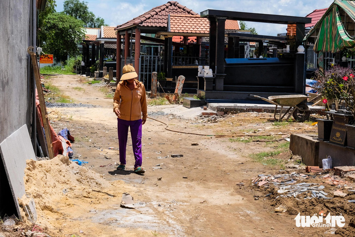 Cả trăm ngôi mộ tự phát ở Bình Chánh: Yêu cầu khắc phục, quản chặt chẽ- Ảnh 1.