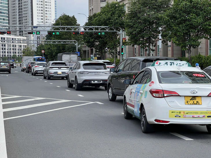 Taxi đi vào rồi ra lại vì sợ cán vạch xương cá trên đường Nguyễn Hữu Cảnh, quận Bình Thạnh - Ảnh: XUÂN ĐOÀN