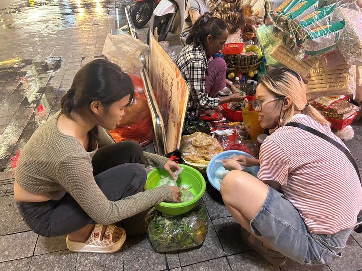 Gánh hàng rong độc lạ 'viral' trên mạng: Bà chủ quán đêm nào cũng ngủ quên, khách tự trộn bánh tráng- Ảnh 3.