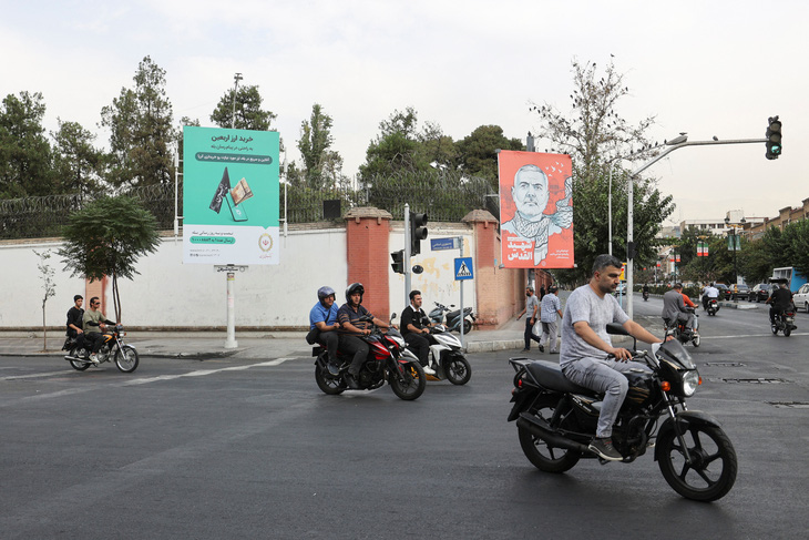 Ảnh cố lãnh đạo Hamas Ismail Haniyeh trên một đường phố ở Tehran (Iran) - Ảnh: REUTERS