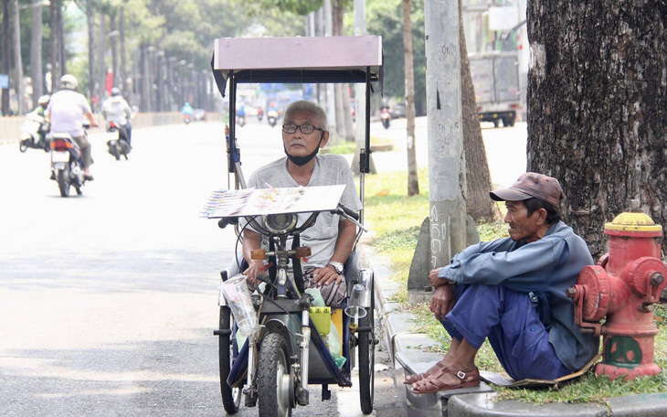 Người bán vé số dạo mòn mỏi chờ... quyền lợi - Ảnh 2.