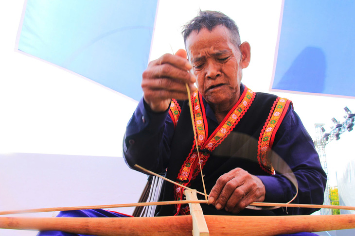 Già làng Cao Văn Thắng (xã Ba Cụm Bắc) làm một chiếc nỏ. Ông cho hay để làm nên một chiếc nỏ phải mất 2-3 ngày - Ảnh: TRẦN HOÀI