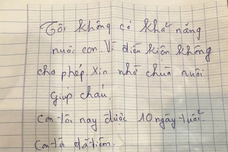 Lá thư trong thùng giấy cháu bé 10 ngày tuổi bị bỏ rơi trước cổng chùa - Ảnh: QUANG HÀ