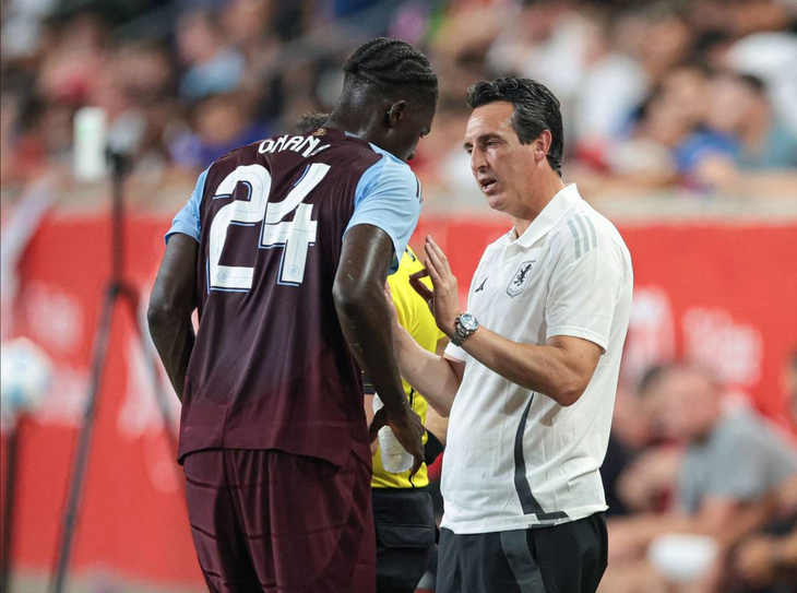 Amadou Onana dùng tiếng Tây Ban Nha trao đổi với HLV Unai Emery ở CLB Aston Villa - Ảnh: Getty