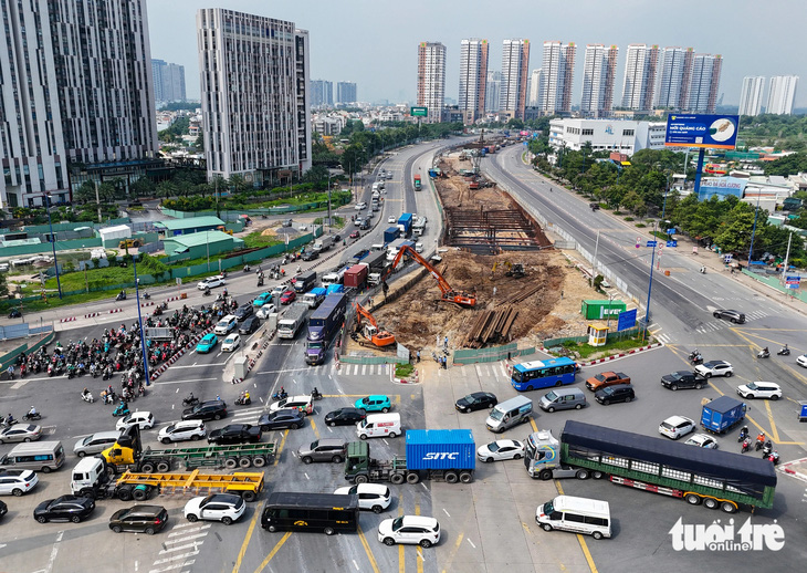 Việc đi lại qua nút giao thông An Phú (TP Thủ Đức) được đánh giá là rất phức tạp. Đơn vị thi công phải vừa tổ chức xây dựng, vừa tổ chức đảm bảo giao thông đi lại - Ảnh: CHÂU TUẤN