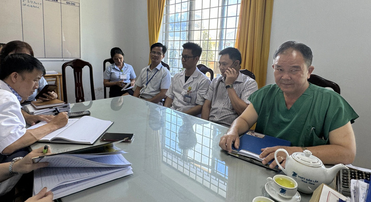 Ông Bùi Nam Ơn - giám đốc Trung tâm Y tế huyện Cư M'gar (áo xanh) - nói cơ quan này họp và thống nhất trích 10% phụ cấp nghề của đối tượng được hưởng, để chia cho những đối tượng khác không được hưởng tại đơn vị - Ảnh: TRUNG TÂN