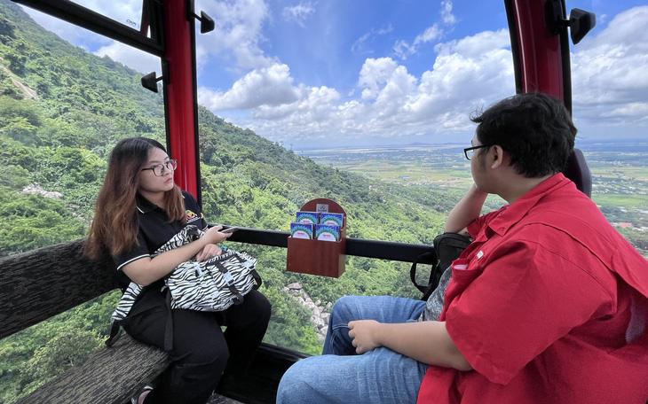 Phó bí thư Thành ủy Nguyễn Phước Lộc vui Tết trung thu cùng hàng trăm em nhỏ - Ảnh 3.