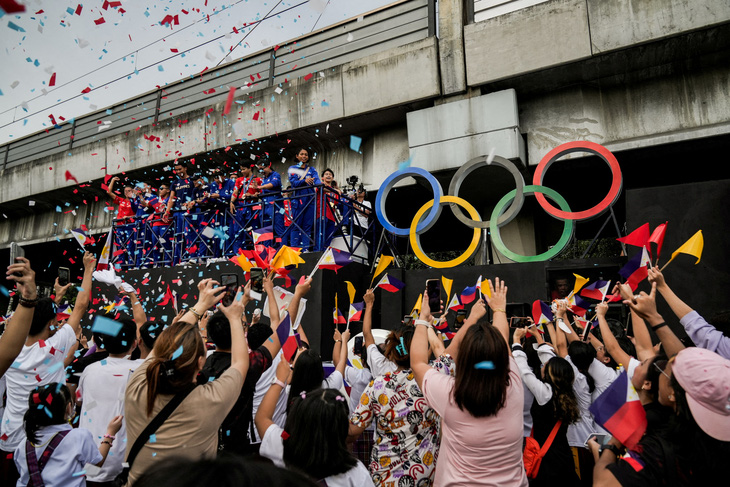 Hàng ngàn người Philippines đổ ra đường đón người hùng Olympic Carlos Yulo- Ảnh 1.