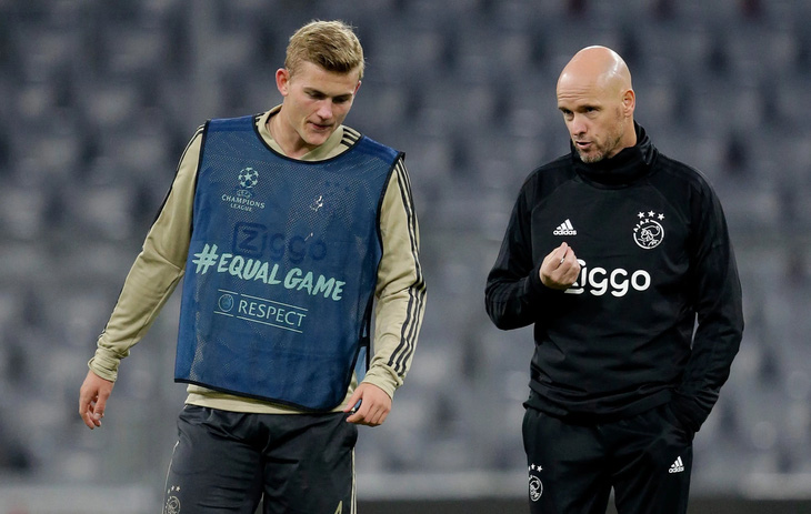 HLV Ten Hag và De Ligt thời còn ở CLB Ajax - Ảnh: REUTERS