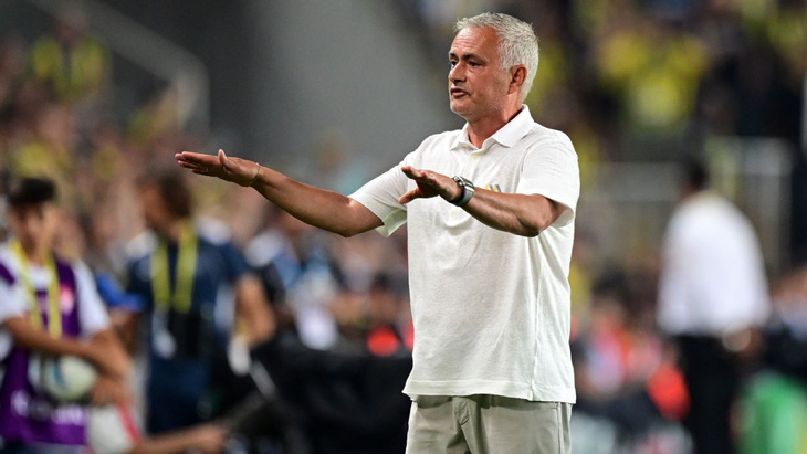 HLV Mourinho không thể giúp CLB Fenerbahce giành vé dự Champions League - Ảnh: REUTERS