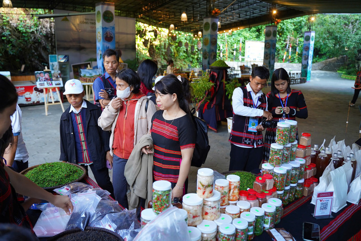 Người dân, du khách tham quan các gian trưng bày sản phẩm chế biến từ ớt A Riêu - Ảnh: PHƯƠNG THẢO 