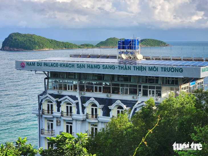 Tòa nhà 7 tầng của khách sạn Nam Du Palace tại xã An Sơn, huyện Kiên Hải, tỉnh Kiên Giang còn thiếu giấy phép môi trường nên chưa được cấp phép kinh doanh lưu trú - Ảnh: BỬU ĐẤU