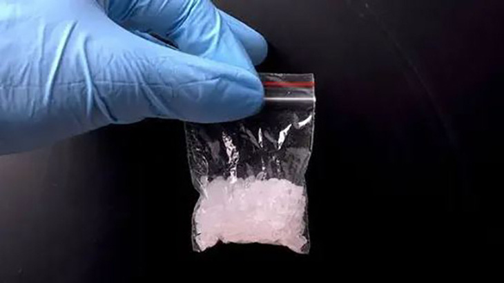 Dùng methamphetamine quá liều khiến người dùng bị đau ngực, tim đập nhanh, co giật, thân nhiệt tăng, mê sảng và thậm chí mất ý thức