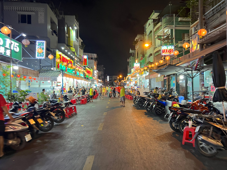 Nhân viên quán ăn trên đường Hà Tôn Quyền, quận 11 vẫn tập trung chèo kéo khách - Ảnh: AN VI