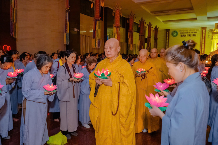 Đông đảo Phật tử tham gia lễ phóng liên đăng trong Pháp hội Vu lan báo hiếu - Ảnh: LÊ MINH