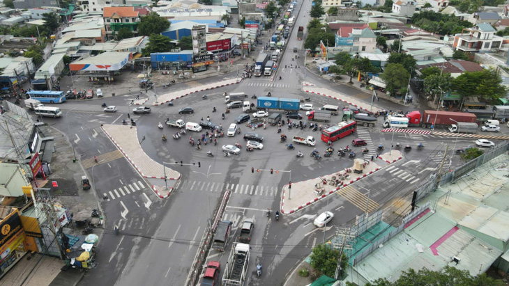 Quốc lộ 51 qua Đồng Nai và nút giao vòng xoay cổng 11 thường xuyên xảy ra ùn ứ vào giờ cao điểm - Ảnh: A LỘC