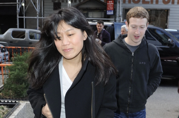 Mark Zuckerberg và Priscilla Chan gặp nhau lần đầu tiên tại một bữa tiệc của trường đại học vào năm 2003, khi cả hai đang theo học Harvard.