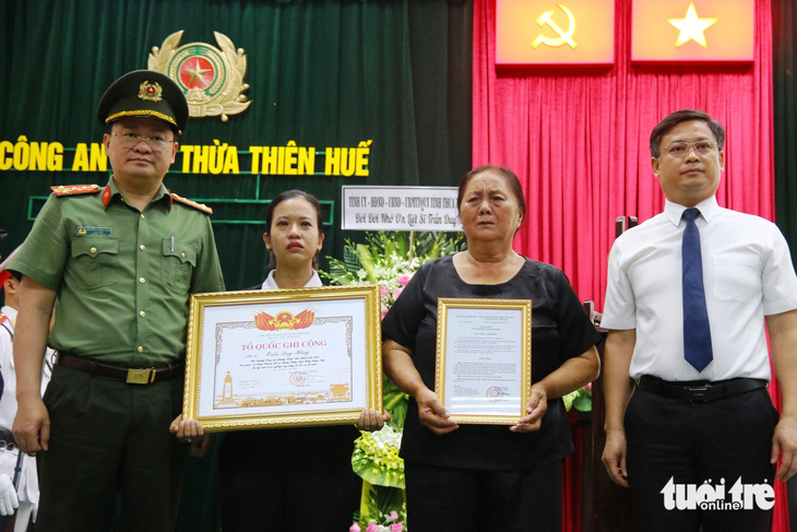 Lãnh đạo tỉnh và Công an tỉnh Thừa Thiên Huế trao bằng Tổ quốc ghi công cho vợ và mẹ của liệt sĩ Trần Duy Hùng - phó trưởng Công an phường Thủy Vân (TP Huế) hy sinh trong lúc làm nhiệm vụ - Ảnh: NHẬT LINH