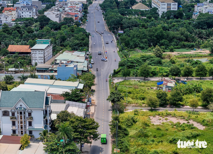 Đoạn đầu dự án đường Liên Phường (giao Đỗ Xuân Hợp) bị méo mó, thắt cổ chai vì chồng lấn ranh dự án. Ghi nhận ngày 15-8 - Ảnh: CHÂU TUẤN