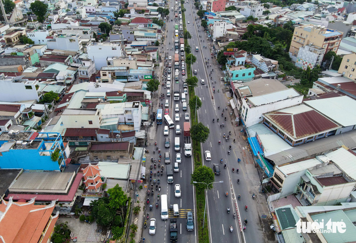 Xe máy, xe tải, ô tô chen chúc nhau trên quốc lộ 22 vào giờ cao điểm - Ảnh: CHÂU TUẤN