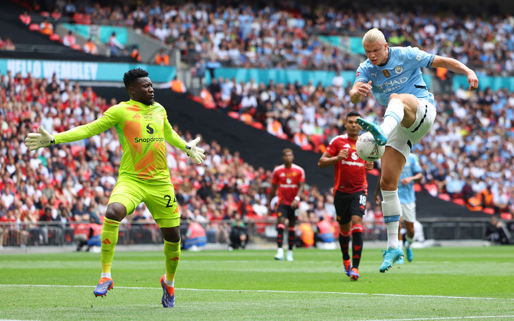 Man City (phải) gặp khó trong việc duy trì phong độ - Ảnh: Reuters