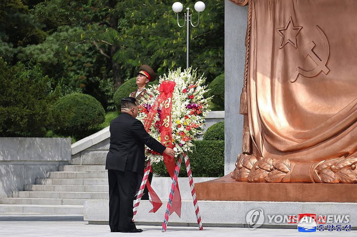 Nhà lãnh đạo Triều Tiên Kim Jong Un đặt hoa tại tượng đài Giải phóng, nơi tưởng niệm những người lính Hồng quân Liên Xô đã hy sinh trong Chiến tranh Triều Tiên (1950 - 1953) hôm 15-8 - Ảnh: KCNA