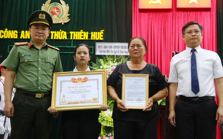 Truy tặng Huân chương Bảo vệ Tổ quốc cho cảnh sát giao thông hy sinh - Ảnh 3.