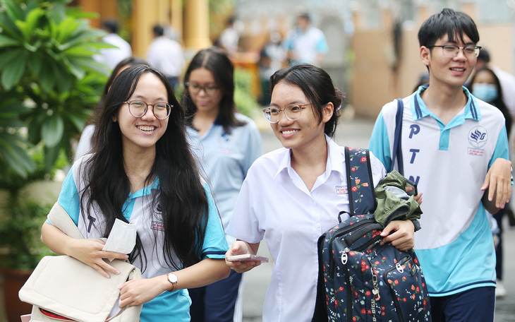 Điểm chuẩn Trường đại học Ngân hàng TP.HCM: ngành tăng mạnh, ngành giảm sâu - Ảnh 3.