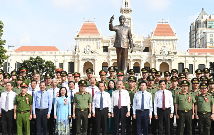 Tổng Bí thư, Chủ tịch nước Tô Lâm dâng hoa tại Công viên Tượng đài Bác Hồ- Ảnh 1.