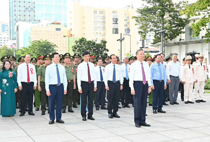 Tổng Bí thư, Chủ tịch nước Tô Lâm dâng hoa tại Công viên Tượng đài Bác Hồ- Ảnh 3.