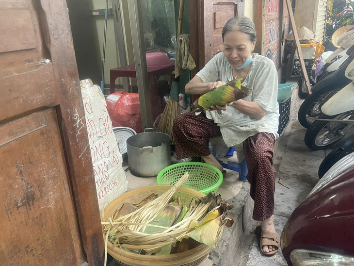 Rổ bánh giò 'tri túc' của bà Phương - Ảnh 2.