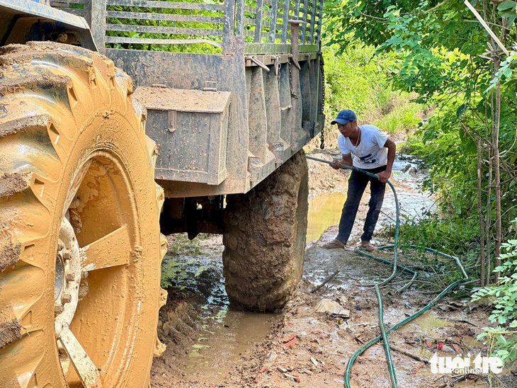 Kỳ lạ điểm rửa xe máy cày miễn phí của phường - Ảnh 1.