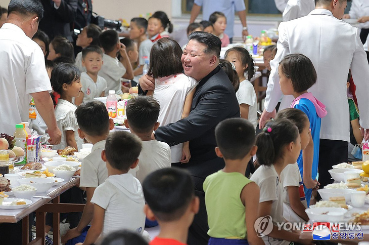 Ông Kim Jong Un thăm hỏi các trẻ em Triều Tiên sơ tán từ vùng lũ lụt - Ảnh 1.