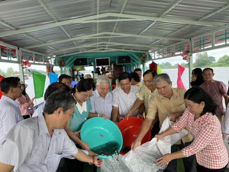 An Giang thả trên 230.000 cá giống tái tạo nguồn lợi thủy sản - Ảnh 4.