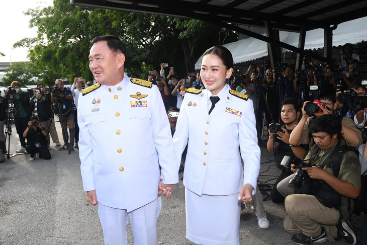 Tân Thủ tướng Thái Lan Paetongtarn tay trong tay cùng cha Thaksin trong ngày được bổ nhiệm - Ảnh 1.