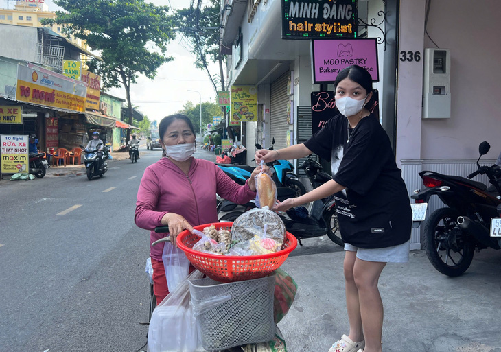 Cơm 0 đồng, bánh miễn phí, hàng quán bán gì cho nấy - Ảnh 2.