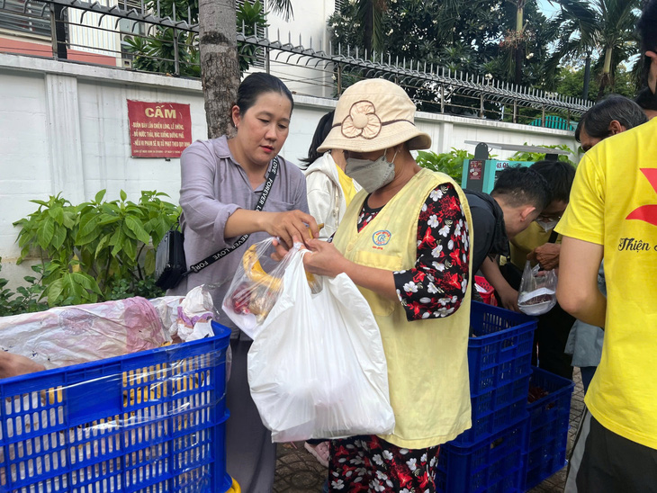 Cơm 0 đồng, bánh miễn phí, hàng quán bán gì cho nấy - Ảnh 4.