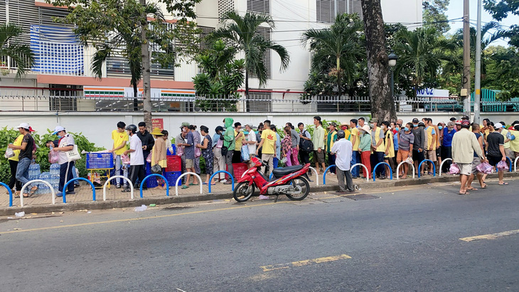 Cơm 0 đồng, bánh miễn phí, hàng quán bán gì cho nấy - Ảnh 5.