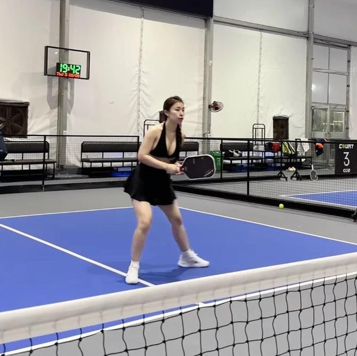 Chị em rủ nhau diện đồ bộ ra sân pickleball để né thị phi - Ảnh 3.