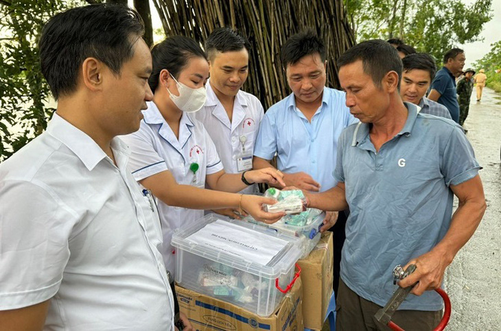 Hà Nội lập tổ chống dịch cơ động, phát thuốc cho người dân khu vực ngập úng- Ảnh 1.