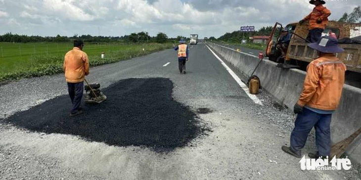 Ban quản lý dự án Mỹ Thuận khẳng định đến tối 1-8, đơn vị thi công đã giặm vá toàn tuyến Lộ Tẻ - Rạch Sỏi - Ảnh: MINH KHANG