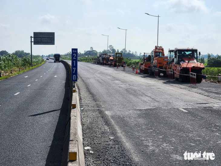 Đơn vị thi công đã tập kết máy móc, phương tiện chuẩn bị nâng cấp, thảm nhựa toàn tuyến Lộ Tẻ - Rạch Sỏi hơn 51km - Ảnh: BỬU ĐẤU