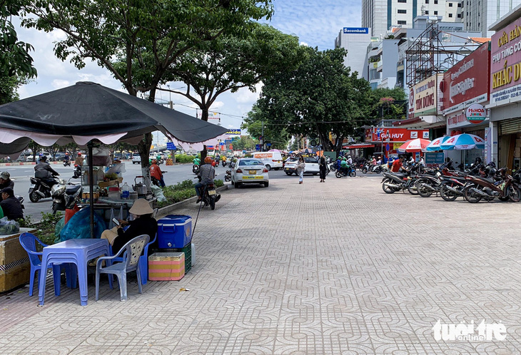 Hiện tại một số đoạn vỉa hè đã hoàn thành xây dựng - Ảnh: KSOR QUÝ