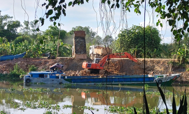 Bùn đất nạo vét ở Long An biến mất: 'Chưa xử lý vì chưa biết vi phạm quy định nào'- Ảnh 1.