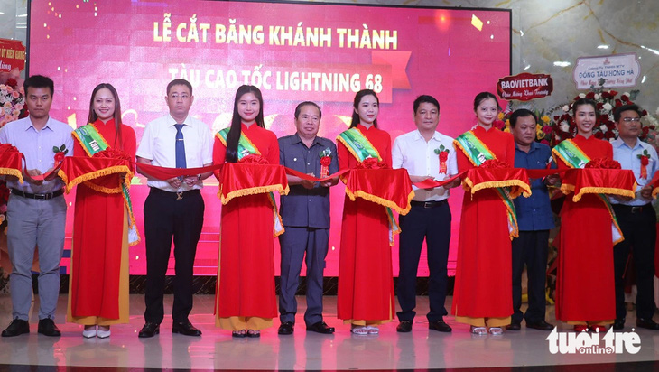 Ông Mai Văn Huỳnh - Phó bí thư Thường trực Tỉnh ủy Kiên Giang (thứ 5 từ trái sang) cắt băng khánh thành đưa 2 tàu hoạt động đi Phú Quốc - Ảnh: H.H