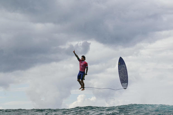 Phản ứng của Gabriel Medina sau khi bắt được con sóng lớn trong cuộc thi lướt sóng nam Olympic Paris 2024 - Ảnh: Getty Images