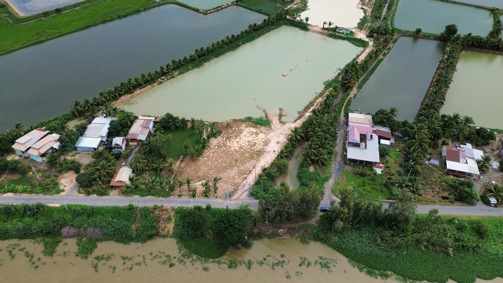 Hiện trạng bãi chứa 44.300m3 bùn đất nạo vét được giao cho huyện để lấy 5.000m3 đất san lấp công trình trụ sở công an huyện - Ảnh: AN LONG