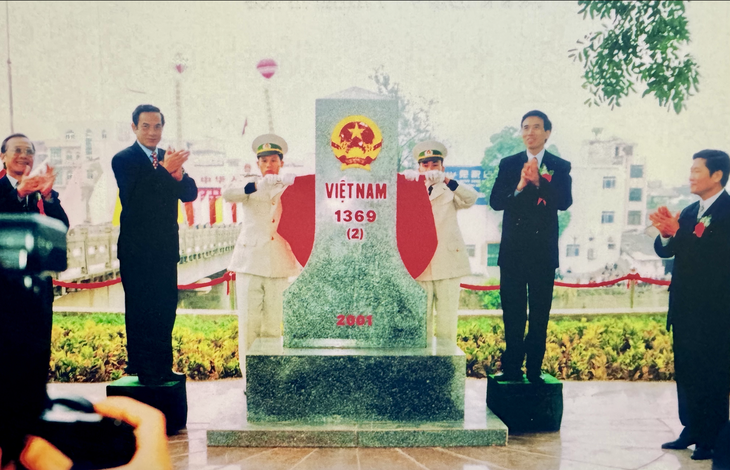 Lễ khánh thành cột mốc đôi 1369 biên giới trên đất liền Việt Nam - Trung Quốc tại cửa khẩu quốc tế Móng Cái, tỉnh Quảng Ninh tháng 12-2001 - Ảnh: Duy Linh chụp lại